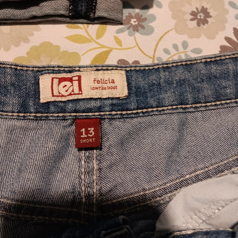 Shorts - Picture 2 of 3